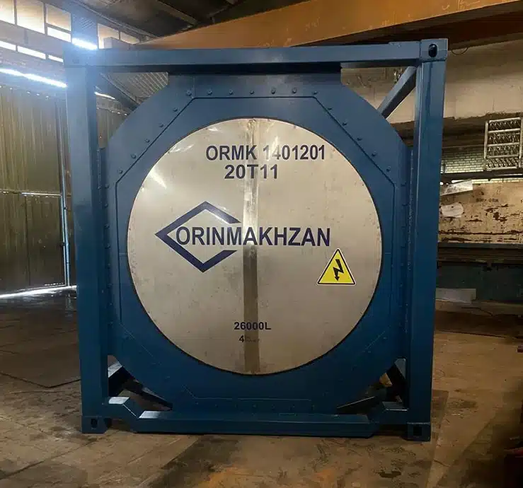 نمای روبهروی ایزوتانک صنعتی نصبشده در فریم استاندارد ISO برای حمل مایعات شیمیایی